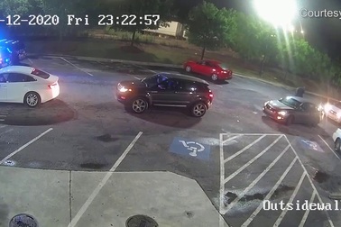 Cảnh sát Mỹ nổ súng vào Rayshard Brooks tại bãi đỗ xe