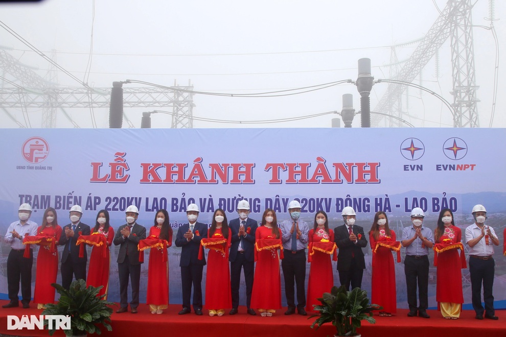 Hoàn thành hệ thống truyền tải điện 220 kV, gỡ khó vùng phía Tây - 1 Hoàn thành hệ thống truyền tải điện 220 kV, gỡ khó vùng phía Tây - 1