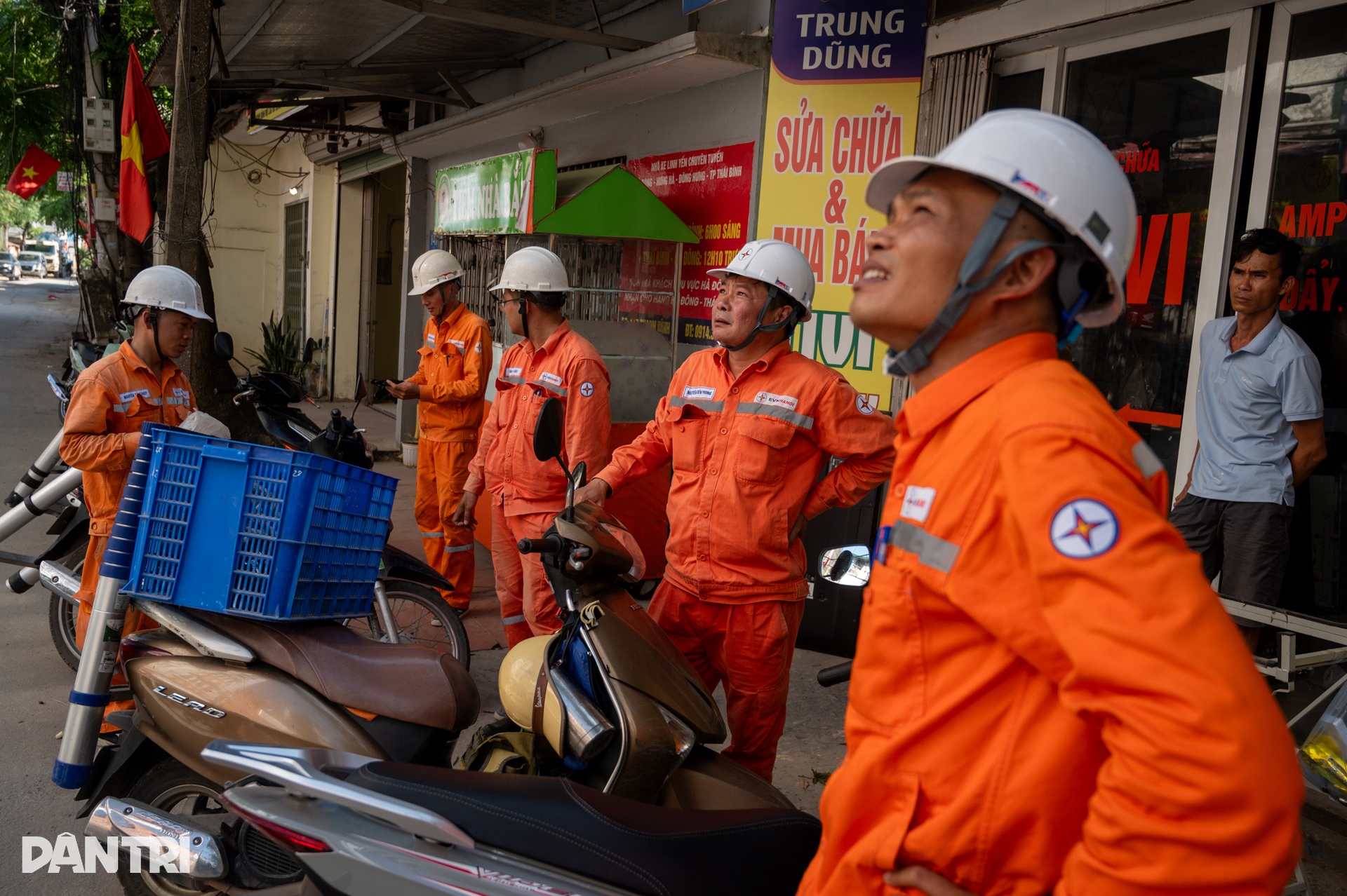 Dưới nắng như thiêu, thợ điện Hà Nội xuyên trưa xử lý các nguy cơ gây sự cố - 1