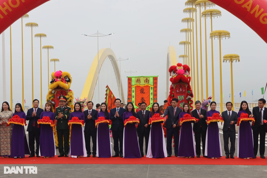 Cầu vượt sông Hương có gắn đèn lọng cung đình chính thức cho xe qua - 1 Cầu vượt sông Hương có gắn đèn lọng cung đình chính thức cho xe qua - 1