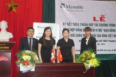 Manulife Việt Nam tặng 114 hợp đồng bảo hiểm vi mô cho phụ nữ nghèo 