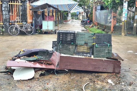 Người dân dựng chướng ngại vật ngăn ô tô né trạm BOT