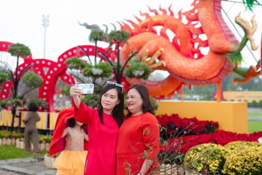 Cặp rồng ở Bắc Giang vừa ra mắt, người dân nô nức chụp ảnh check-in