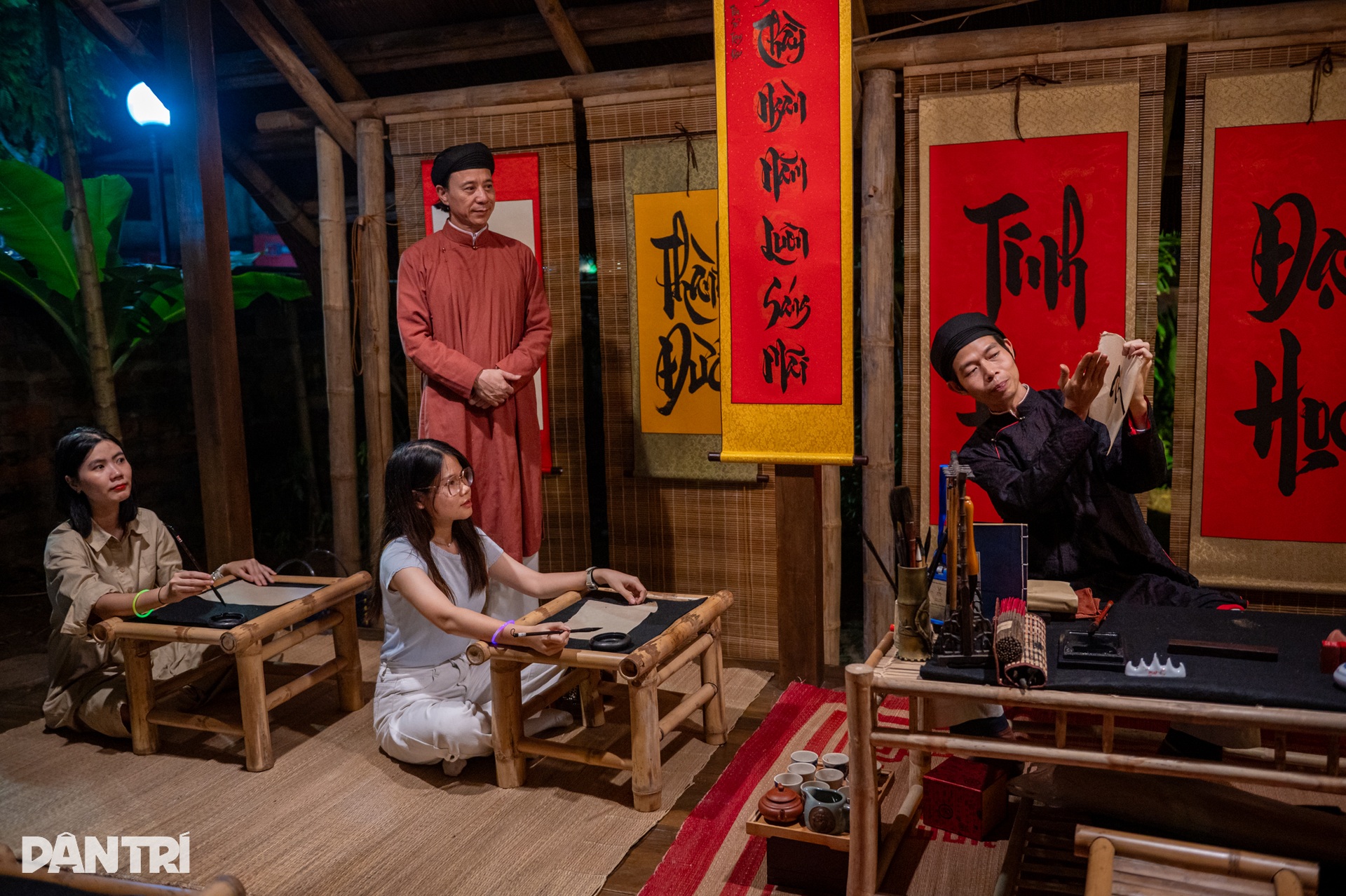 Người dân xếp hàng kín sân Văn Miếu xem trình chiếu 3D trong tour đêm - 9 Người dân xếp hàng kín sân Văn Miếu xem trình chiếu 3D trong tour đêm - 9