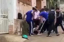 Nam sinh bị bạn đánh hội đồng, gãy ngón tay út