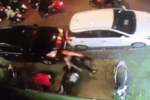 Kinh hoàng xem video ghi cảnh Lexus tông 6 người trên phố Hà Nội