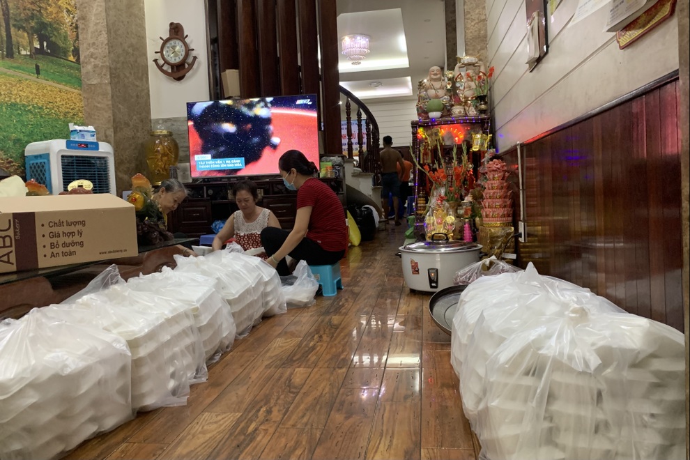 Hàng ngàn suất cơm đầy nghĩa tình và sự tận tâm đã được trao đi - 3 Hàng ngàn suất cơm đầy nghĩa tình và sự tận tâm đã được trao đi - 3