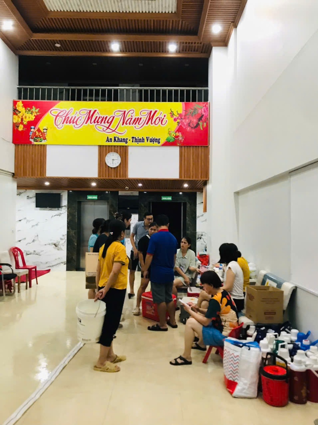 Có điện lại sau hơn 24 giờ, chung cư ở Hà Nội vẫn ngập hơn nửa mét - 2 Có điện lại sau hơn 24 giờ, chung cư ở Hà Nội vẫn ngập hơn nửa mét - 2