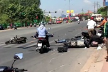 Tai nạn kinh hoàng: Hàng chục người nâng xe giải cứu nạn nhân trong gầm xe