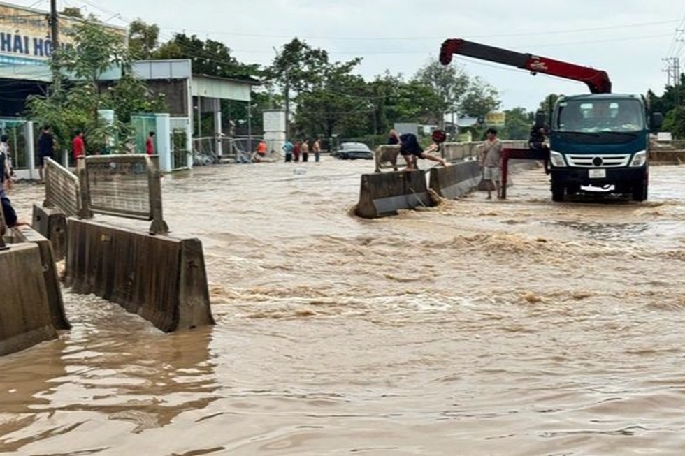 Lũ lên nhanh, người dân ở khu vực Bình Thuận bị cô lập cần cứu hộ - 3 Lũ lên nhanh, người dân ở khu vực Bình Thuận bị cô lập cần cứu hộ - 3