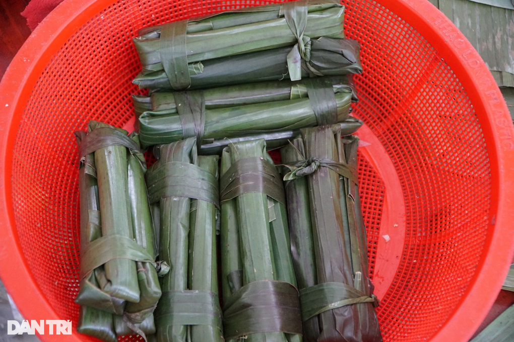 Mỏi tay gói bánh tiến vua, kiếm cả triệu đồng trong ngày lễ - 6 Mỏi tay gói bánh tiến vua, kiếm cả triệu đồng trong ngày lễ - 6