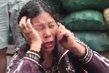 Vụ cháy 8 người chết: Người mẹ nức nở khóc khi chờ nhận thi thể con