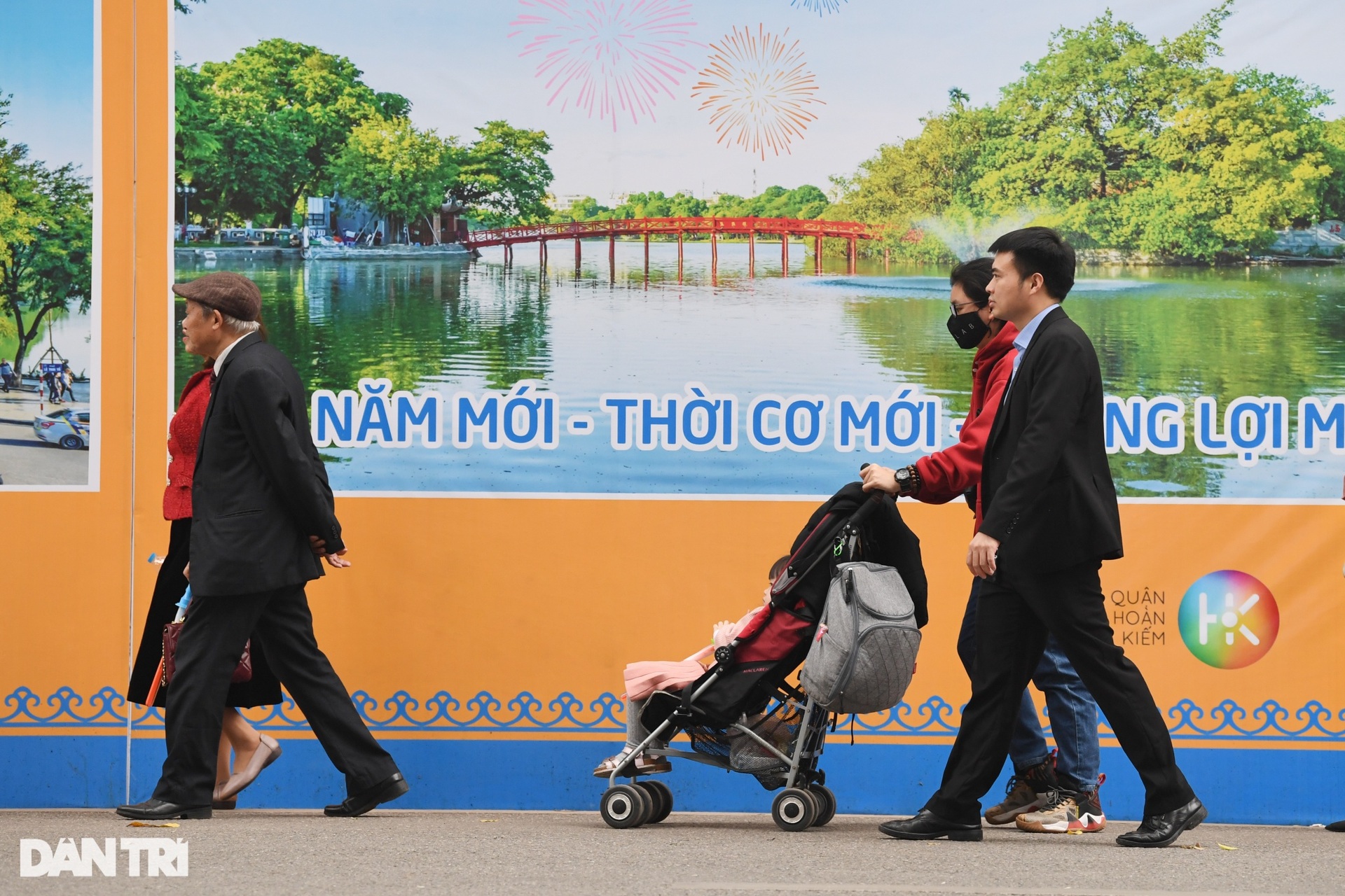 Hồ Gươm đông nghịt khách du xuân chiều mùng 2 Tết - 1 Hồ Gươm đông nghịt khách du xuân chiều mùng 2 Tết - 1