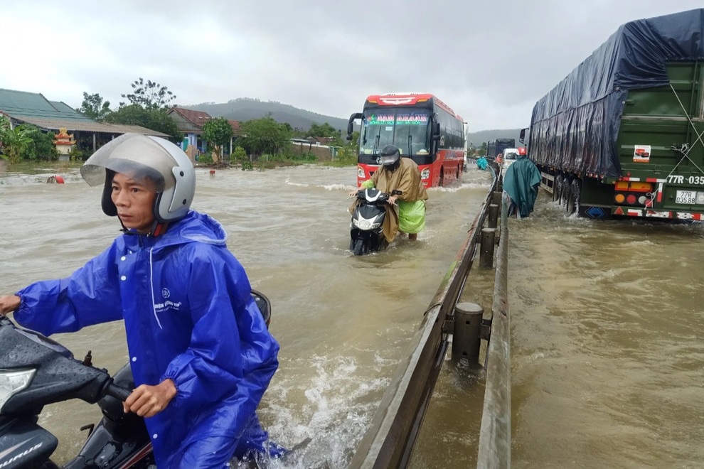 Mưa lốc, nước ngập băng đường, người dân chật vật chống đỡ - 1