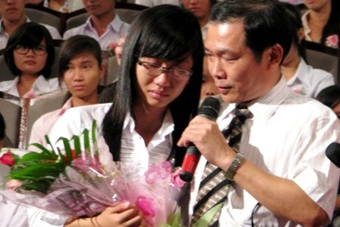 Xúc động lá thư tân sinh viên cận 7 độ gửi cha