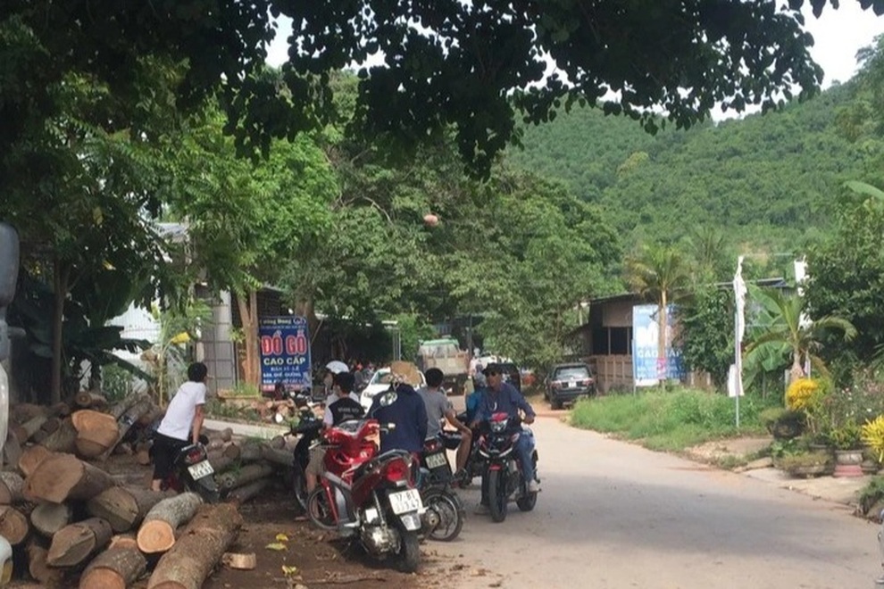 Hơn 100 cảnh sát vây bắt đối tượng chém chết người lẩn trốn trong rừng - 3 Hơn 100 cảnh sát vây bắt đối tượng chém chết người lẩn trốn trong rừng - 3