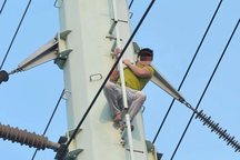 Hà Nội: Nam thanh niên "cố thủ" trên cột điện cao thế