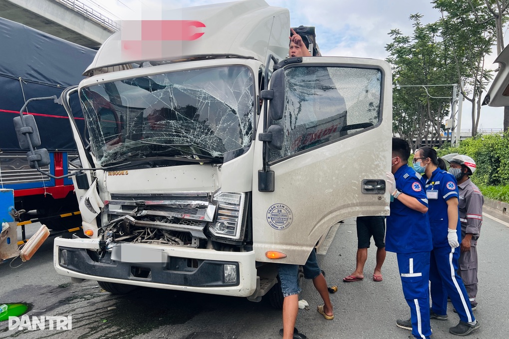 Giải cứu tài xế kẹt trong cabin xe tải biến dạng ở TPHCM - 2