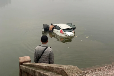 Ô tô nổi bồng bềnh giữa hồ Tây