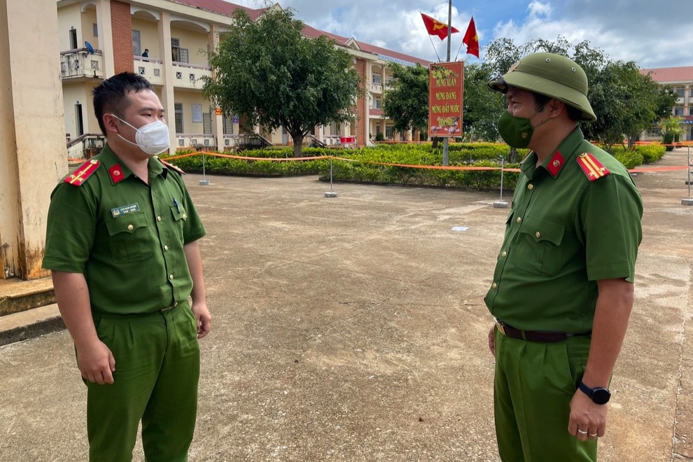 Công an đi máy cày vào buôn tuyên truyền phòng chống dịch Covid-19 - 4 Công an đi máy cày vào buôn tuyên truyền phòng chống dịch Covid-19 - 4