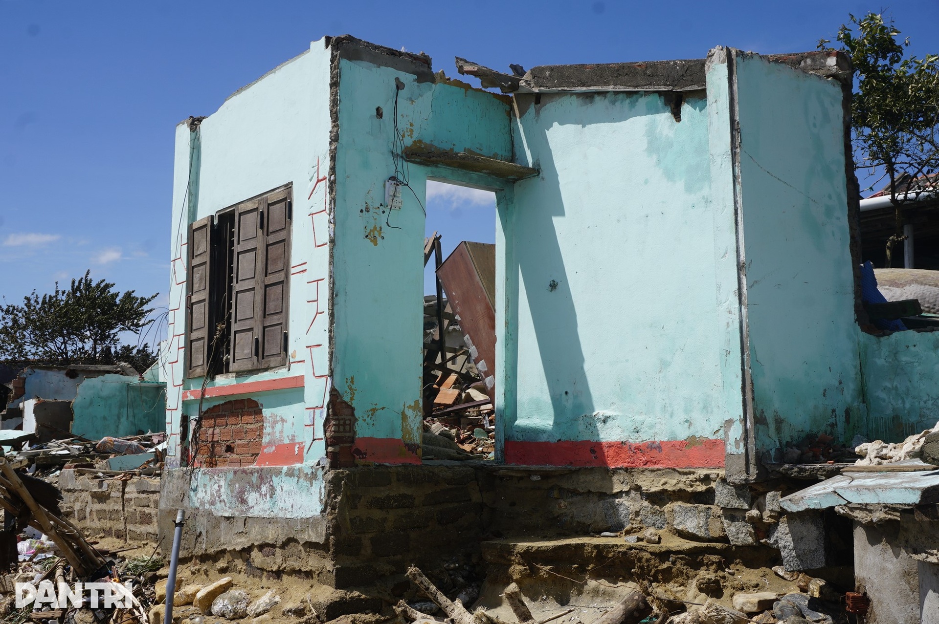 Người dân làng chài sau bão Kalmaegi: Nhà bay mất rồi còn gì đâu! - 7 Người dân làng chài sau bão Kalmaegi: Nhà bay mất rồi còn gì đâu! - 7