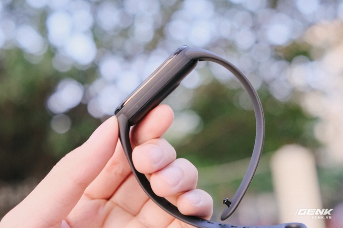 Trên tay Mi Band 6: Nâng cấp lên màn hình tràn viền, có đo SpO2, đã hỗ trợ tiếng Việt, giá 800,000 đồng - Ảnh 7. Trên tay Mi Band 6: Nâng cấp lên màn hình tràn viền, có đo SpO2, đã hỗ trợ tiếng Việt, giá 800,000 đồng - Ảnh 7.