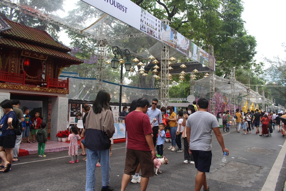 Cuối tuần, người dân đổ về phố đi bộ trải nghiệm tour ẩm thực Hà Nội - 1 Cuối tuần, người dân đổ về phố đi bộ trải nghiệm tour ẩm thực Hà Nội - 1