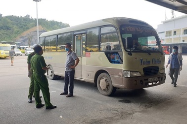 Lập chốt chặn cao tốc cách ly 2 người tiếp xúc với người nhiễm Covid-19