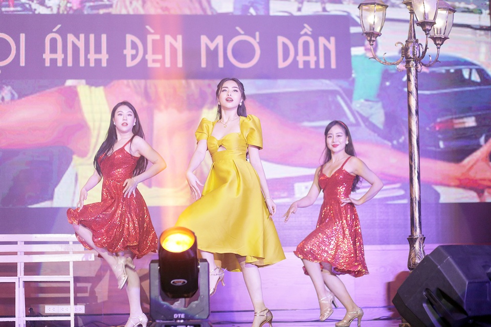 Nữ sinh ĐH Luật tự sáng tác và rap máu lửa về cuộc thi hoa khôi - 7 Nữ sinh ĐH Luật tự sáng tác và rap máu lửa về cuộc thi hoa khôi - 7