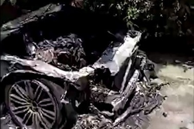 Đốt hương trầm để cúng xe mới khiến cả xe bị thiêu rụi