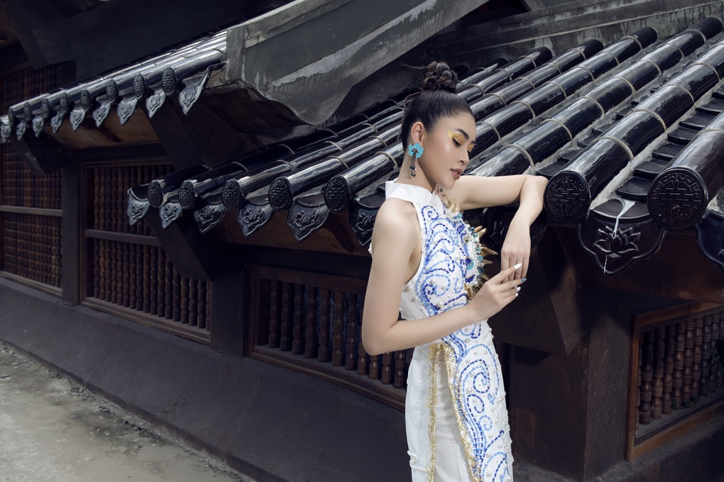 Hoa hậu Lý Kim Thảo diện áo dài cách điệu, khám phá Tràng An - 2 Hoa hậu Lý Kim Thảo diện áo dài cách điệu, khám phá Tràng An - 2