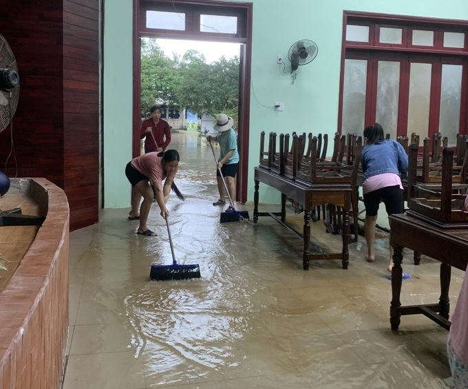 Ngay sau khi nước lũ rút, các địa phương, các trường học đã tổ chức dọn dẹp vệ sinh 