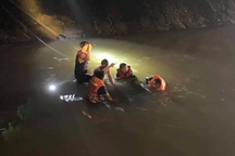 Xe chở 4 người lao xuống kênh, tài xế mất tích, 3 người thương vong