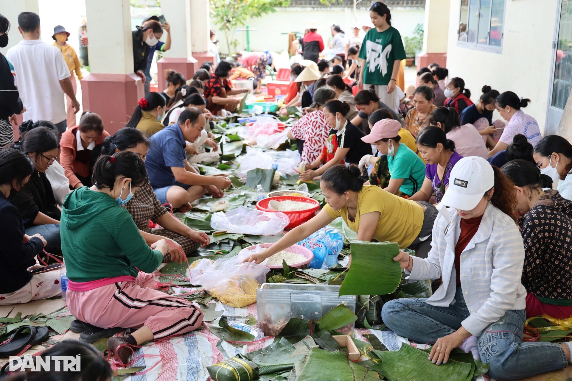 Hàng trăm người dân Đồng Nai trắng đêm gói 3.000 bánh gửi vùng lũ Phú Yên - 12
