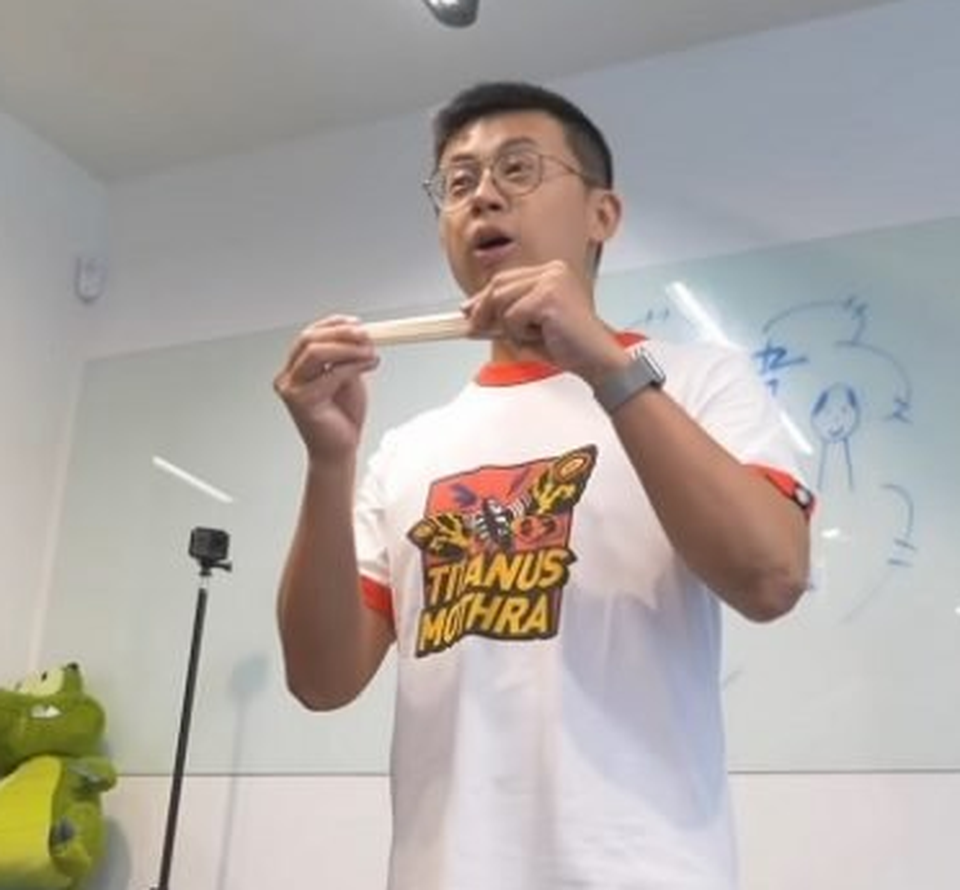 Thua cá cược, chính trị gia dùng bàn tọa bẻ gãy 53 chiếc đũa - 1