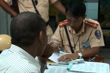 Say xỉn, tự xưng “Nhà báo” rồi chống đối lực lượng CSGT