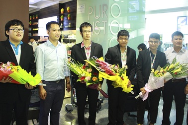 Đón mừng các chàng trai Olympic Tin học Quốc tế trở về