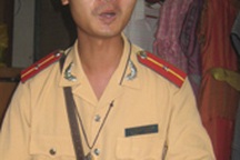 Kỹ năng thoát hiểm của CSGT “đeo” trên đầu xe vi phạm