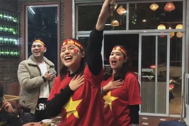 Diễn viên Cao Thái Hà và "chị Nguyệt thảo mai" Hà Hương phấn khích