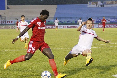 Vòng 12 V-League 2015: Nhà vô địch và kẻ ngổ ngáo