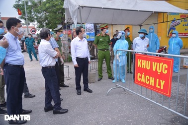 Cận cảnh khu vực phong tỏa gần 6.000 người dân ở ngoại thành Hà Nội
