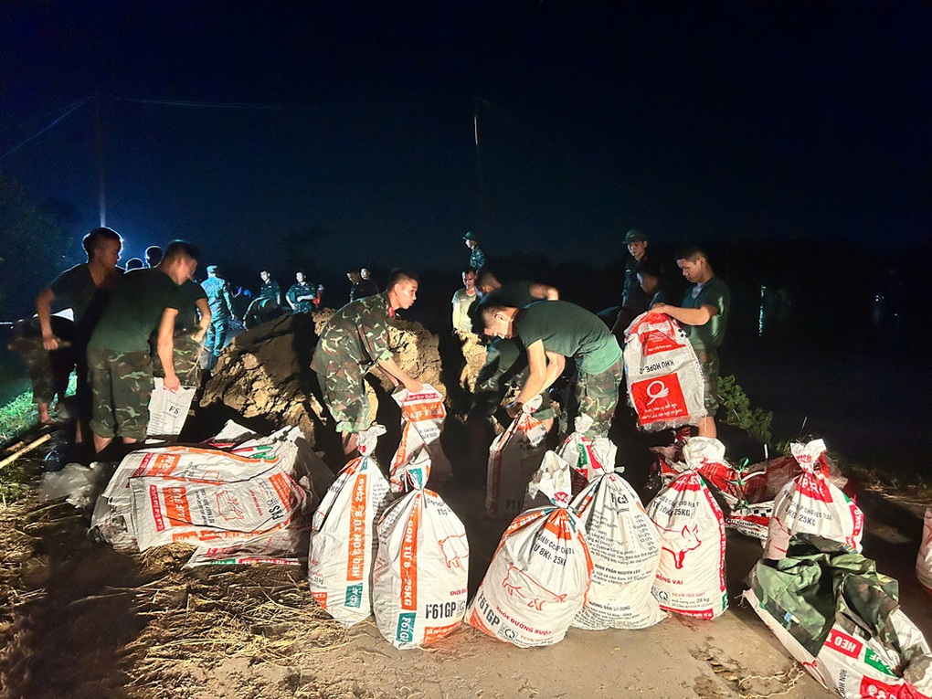 1.600 người căng mình xuyên đêm đắp đê sông Cầu trước cơn lũ lịch sử - 1