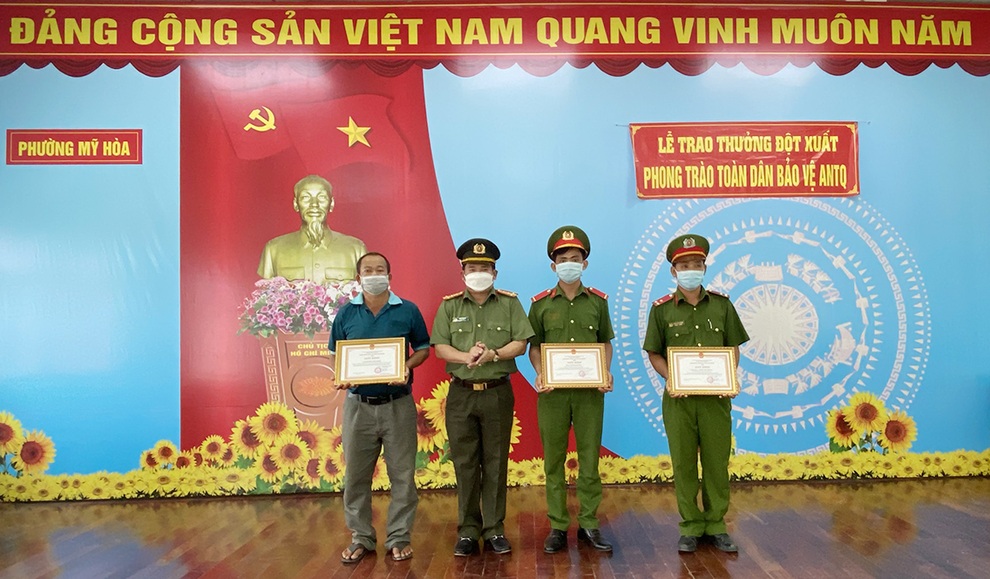 Anh xe ôm bắt trộm được giám đốc công an tỉnh tặng giấy khen - 1 Anh xe ôm bắt trộm được giám đốc công an tỉnh tặng giấy khen - 1