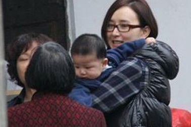 Hồ Tịnh đưa con trai cưng đi chơi