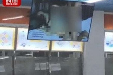 Phim khiêu dâm bất ngờ được phát tại căng-tin trường học