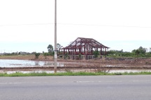 Nhà màu xanh không phép chưa dỡ, lại xuất hiện nhà gỗ nâu đỏ xây sai phép