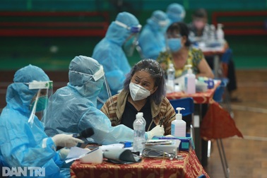 TPHCM đẩy nhanh tiêm vắc xin Covid-19 để sớm mở lại một số hoạt động