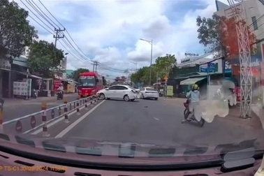 Ô tô con chèn ngã xe máy, đâm vỡ đuôi ô tô khác rồi bỏ chạy