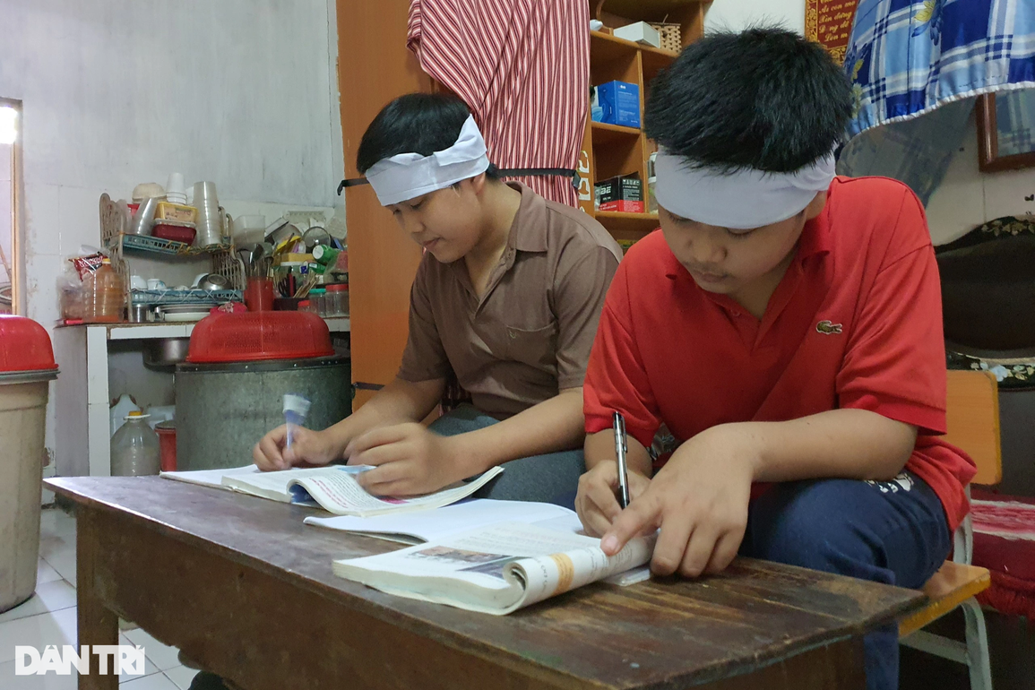 Ông qua đời, mẹ bỏ đi biệt tích, 2 đứa trẻ mồ côi bố chông chênh tới trường - 7 Ông qua đời, mẹ bỏ đi biệt tích, 2 đứa trẻ mồ côi bố chông chênh tới trường - 7