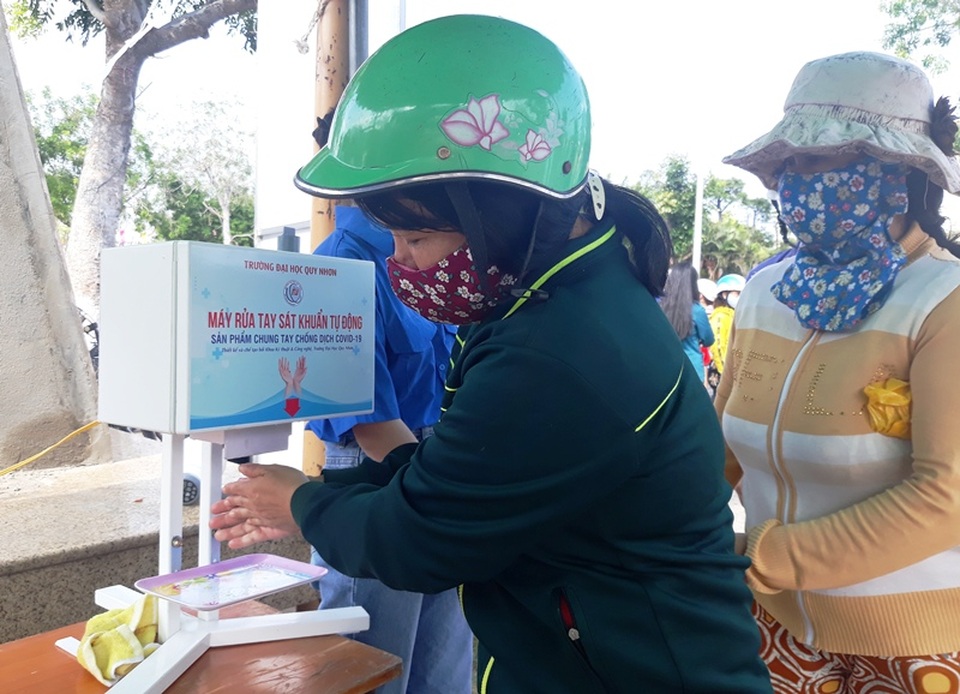 Xe ôm, người bán vé số… xếp hàng nhận gạo, trứng trước cây ATM gạo - 10 Xe ôm, người bán vé số… xếp hàng nhận gạo, trứng trước cây ATM gạo - 10